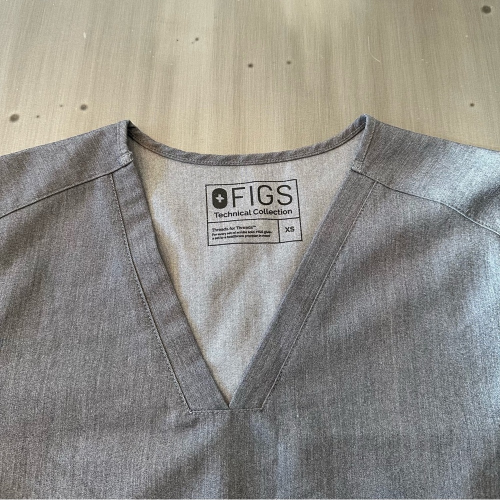 Figs Grey Graphite Casma 2 Pocket Scrub Top Size XS - Picture 2 of 7
